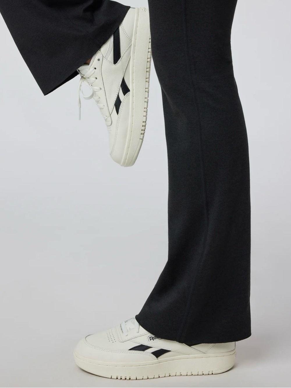 NWOT Vuori Halo Slim Flare Pant Yoga Athleisure Everyday Chic DreamKnit Black M - Picture 4 of 9